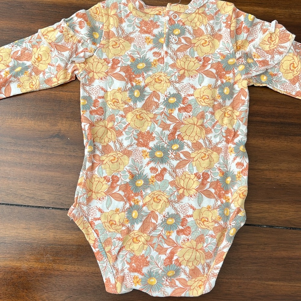 Baby one piece ruffled sleeve top white bow snap bottom long sleeves 6-9 mo New - Picture 5 of 5